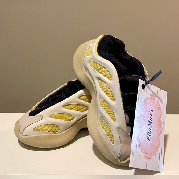 Adidas Yeezy 700 V3 Safflower (Toddler) Sz 5 1/2 - Picture 2 of 7